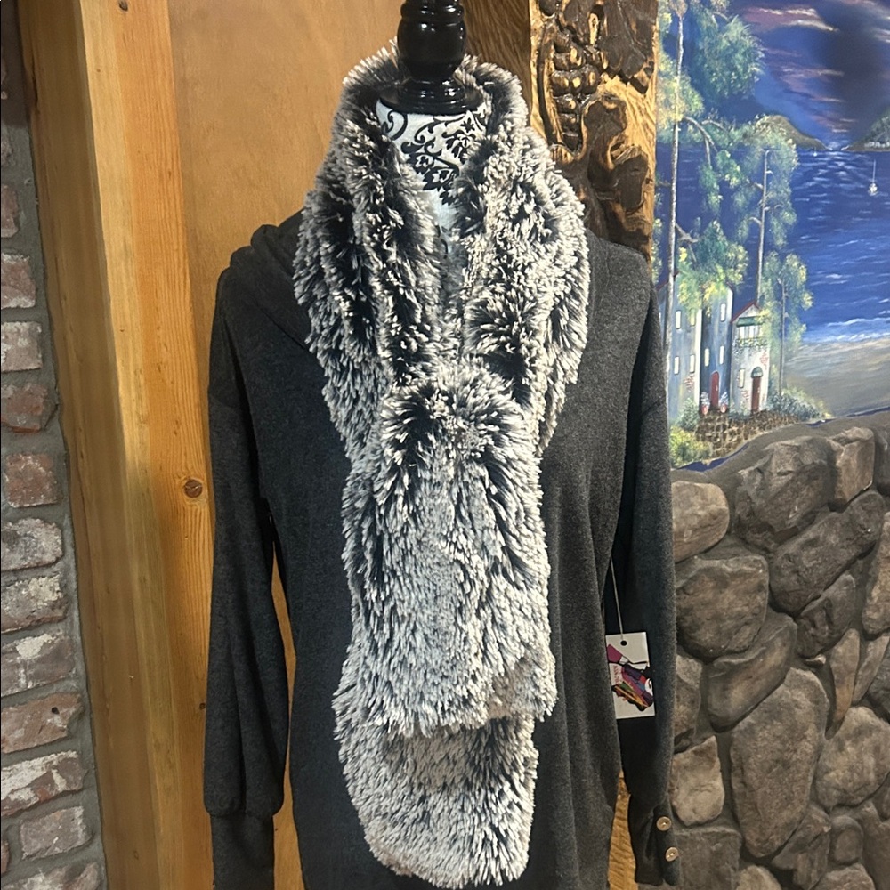 NWT Vine Street Apparel Luxurious Black & Gray Faux Fur Scarf